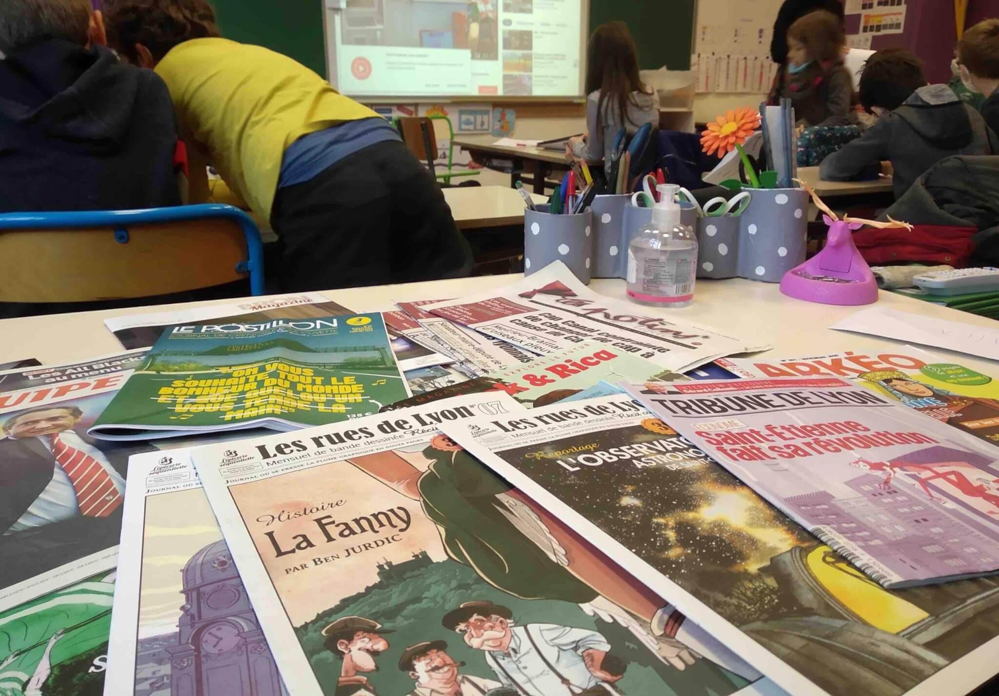 Journaux dans une salle de classe