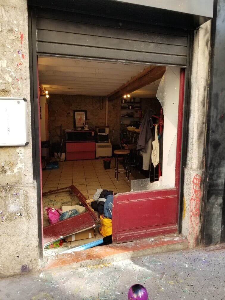 Sur les trois vitrines de la librairie libertaire, un a été totalement explosée à la suite de l'attaque de l'extrême droite radicale. DR