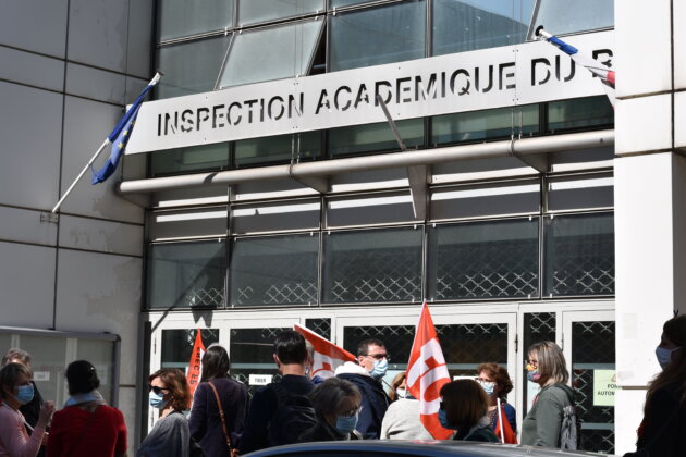 Rassemblement de soutien aux AESH du 24/03/21 devant la Direction des Services Départementaux de l'Éducation nationale du Rhône. ©LS/Rue89Lyon