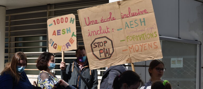 Manifestation des AESH devant le rectorat de Lyon ce mardi