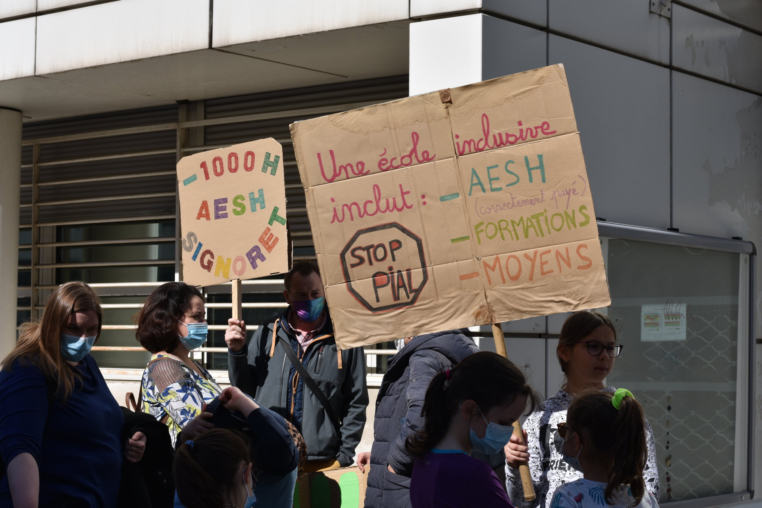 Rassemblement de soutien aux AESH du 24/03/21 devant la Direction des Services Départementaux de l'Éducation nationale du Rhône. ©LS/Rue89Lyon