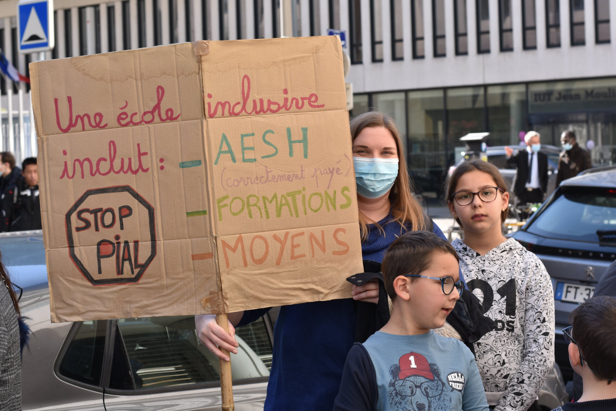 Nellie, maman et AESH au rassemblement de soutien aux AESH du 24/03/21 devant la Direction des Services Départementaux de l'Éducation nationale du Rhône. ©LS/Rue89Lyon