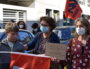 Gaëlle Pottiau (à droite), l'AESH de son fils et son fils, au rassemblement de soutien aux AESH du 24/03/21 devant la Direction des Services Départementaux de l'Éducation nationale du Rhône. ©LS/Rue89Lyon
