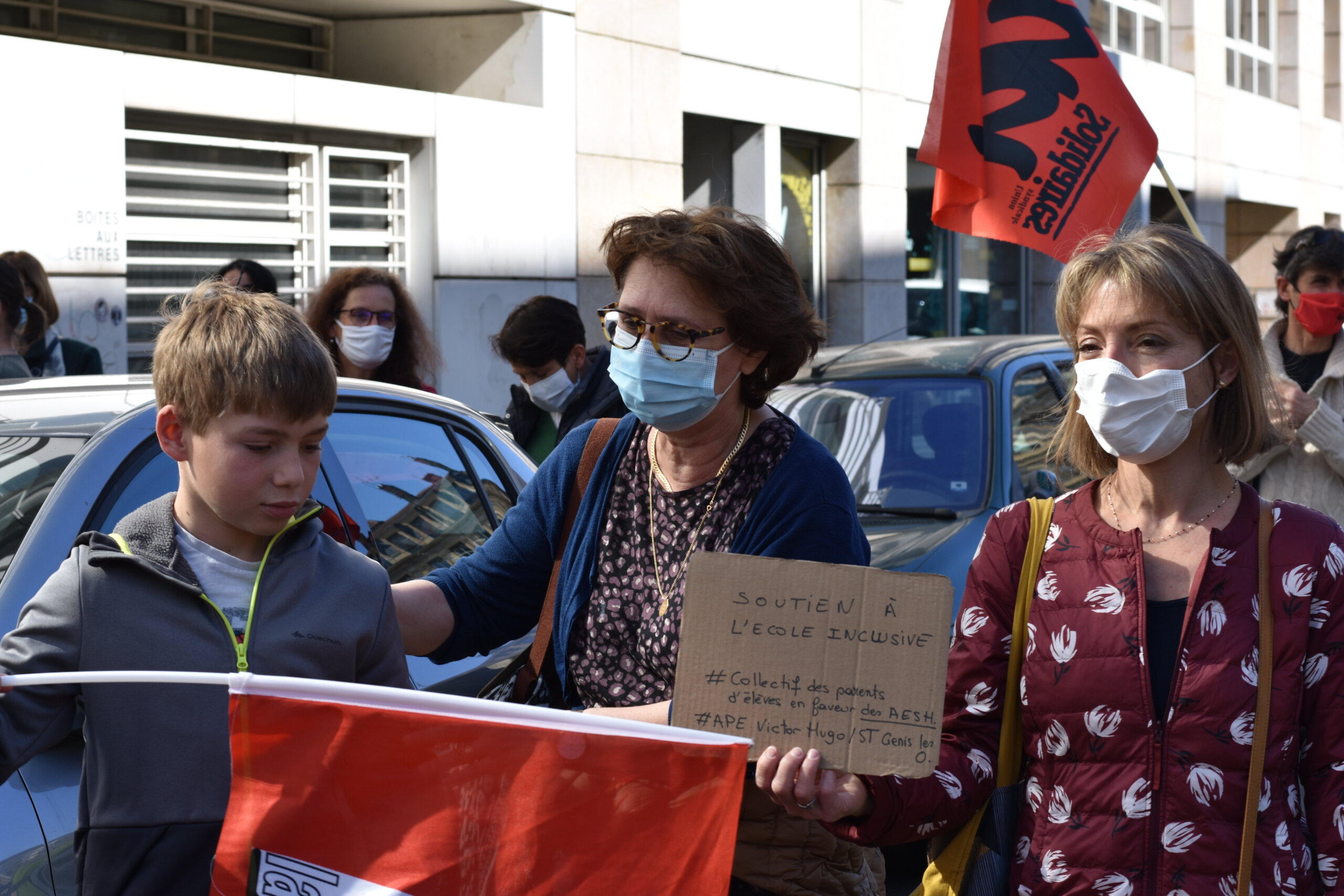 Gaëlle Pottiau (à droite), l'AESH de son fils et son fils, au rassemblement de soutien aux AESH du 24/03/21 devant la Direction des Services Départementaux de l'Éducation nationale du Rhône. ©LS/Rue89Lyon