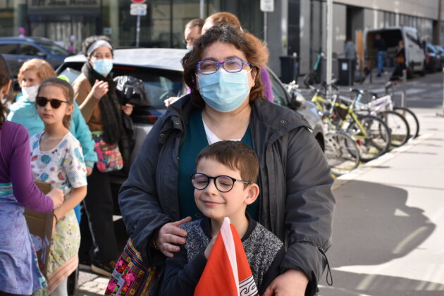 Laëtitia Vuillaume-Philippe et son fils au rassemblement de soutien aux AESH du 24/03/21 devant la Direction des Services Départementaux de l'Éducation nationale du Rhône. ©LS/Rue89Lyon