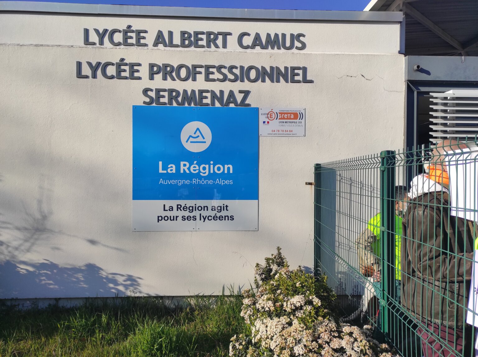 Façade du lycée polyvalent Albert Camus à Rillieux-la-Pape. Crédit : GB.