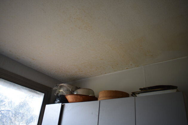 Sur le plafond de Fatma, des tâches d'humidité, qui reviennent sans cesse. ©LS/Rue89Lyon