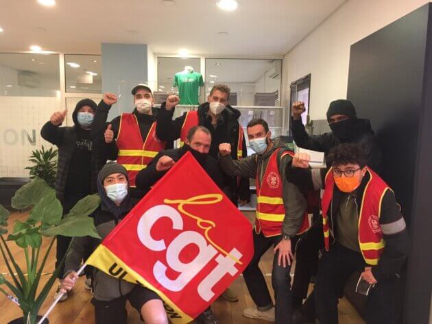 La CGT UberEats/Deliveroo Lyon au siège d'Uber, le 5 mars dernier pour demander le déblocage d'une trentaine de livreurs.