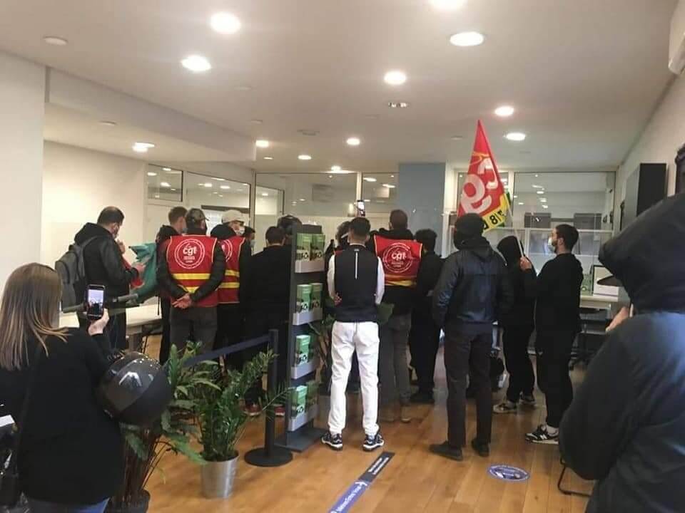 La CGT UberEats/Deliveroo Lyon au siège d'Uber, le 5 mars dernier pour demander le déblocage d'une trentaine de livreurs.
