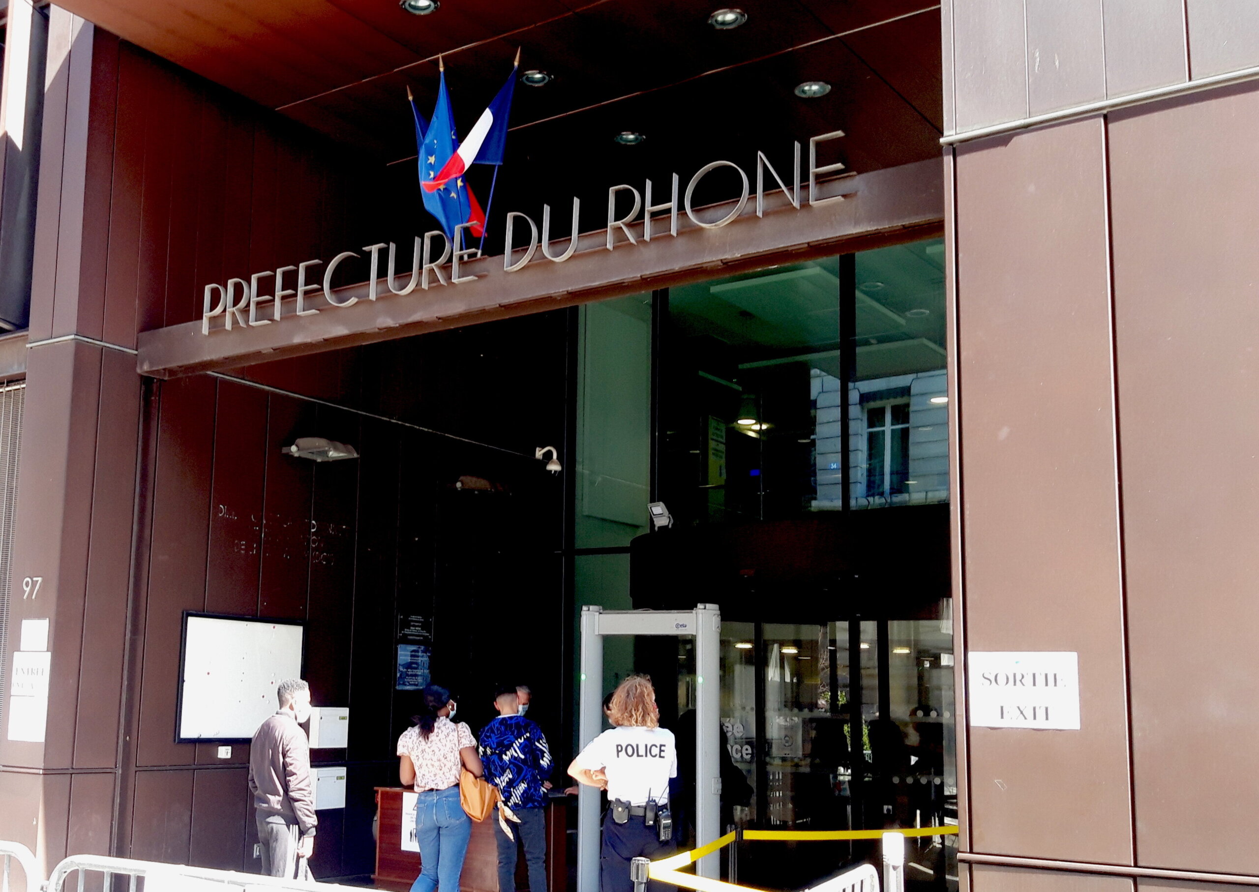 L'entrée du service des étrangers, pour les demandes de titres de séjour, de la préfecture du Rhône, à Lyon, en mars 2021. ©LB/Rue89Lyon