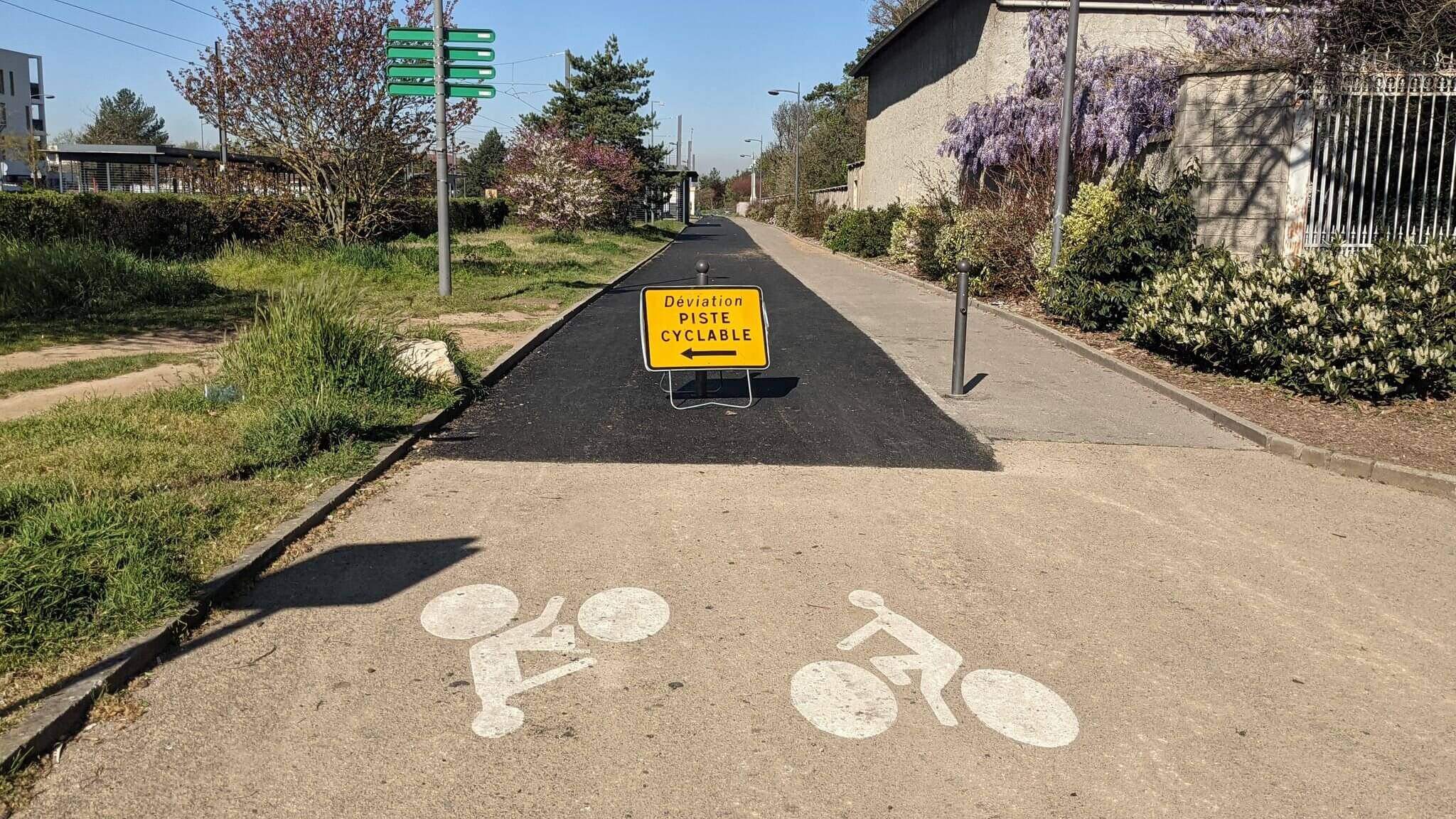 A Meyzieu on refait le revêtement des pistes cyclables. ©LS/Rue89Lyon