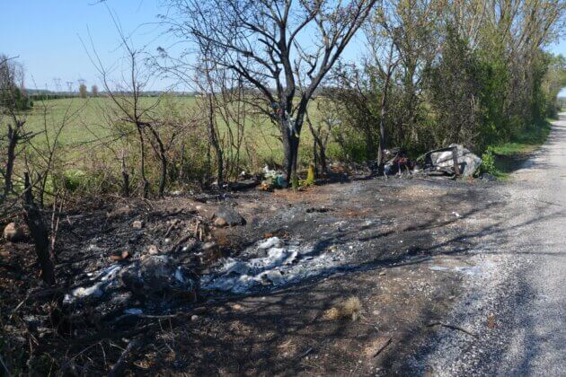 Les dernières traces de l'incendie d'une camionnette, à Meyzieu.