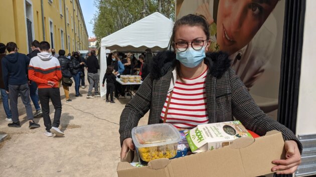 Marie, étudiante infirmière est repartie chargée de la distribution alimentaire. ©LS/Rue89Lyon
