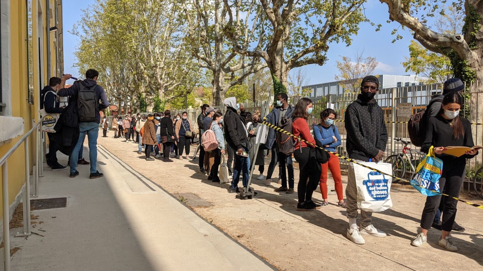 La longue attente des étudiants pour récupérer des denrées alimentaires, à Lyon 7 ©LS/Rue89Lyon