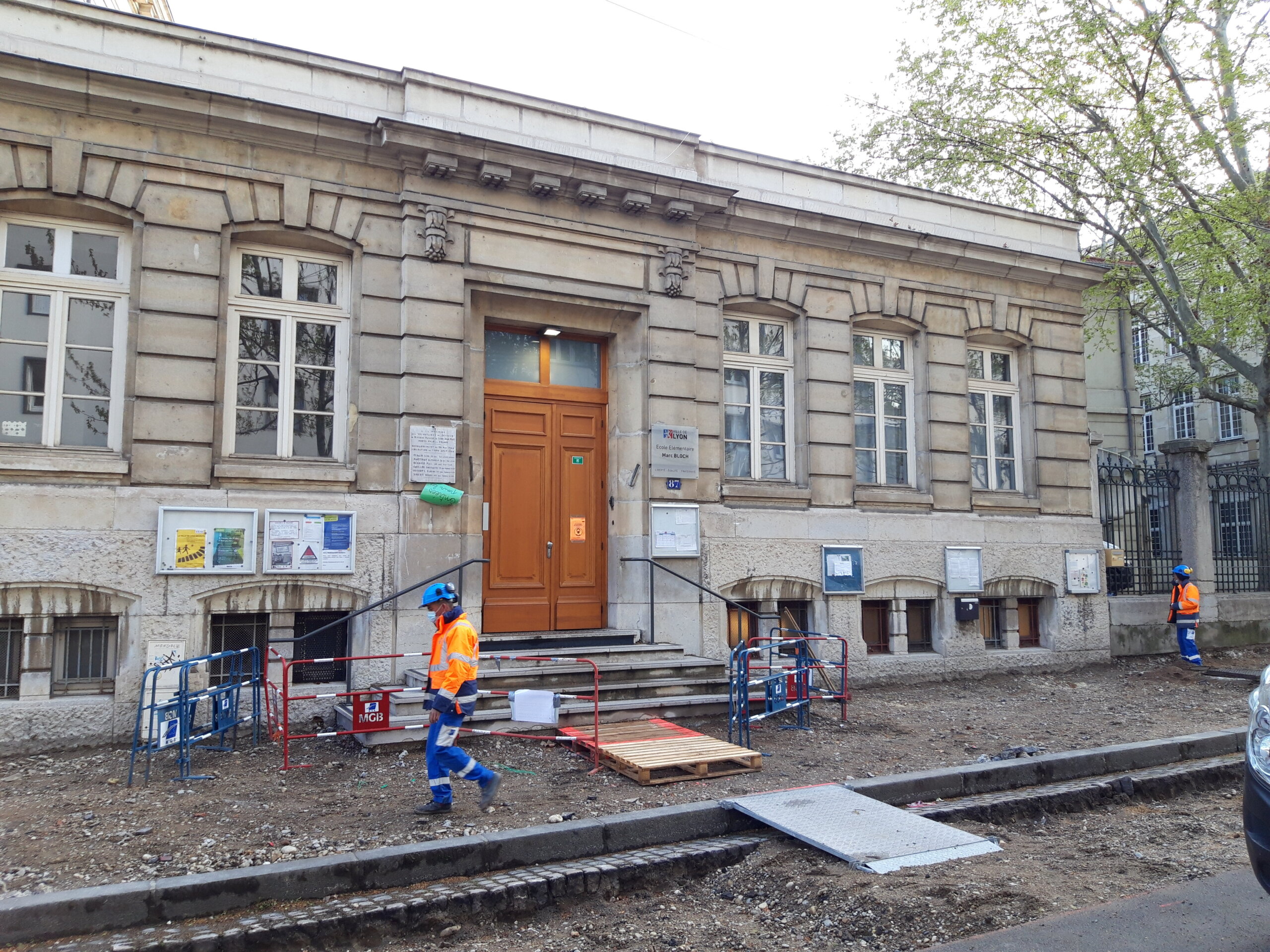 Travaux devant l'école Marc Bloch (Lyon 7ème) pour transformer les abords en "zone de rencontre", à savoir la quasi piétonnisation de cette partie de la rue Chevreul. ©LB/Rue89Lyon