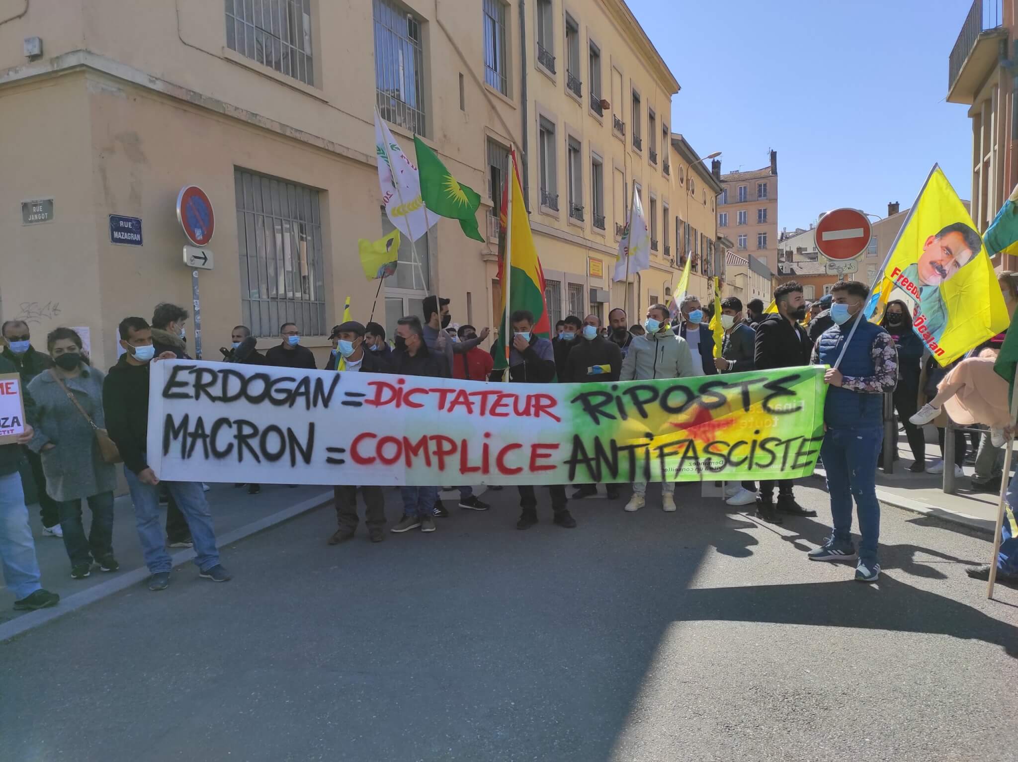 Dimanche 4 avril, départ de manifestation kurde depuis la Maison de la Mésopotamie, place Mazagran (Lyon 7ème), le lendemain de l'attaque des "Loups gris". © GB.