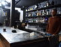 Philippe, à la tête du Terminal, derrière son bar. ©LS/Rue89Lyon