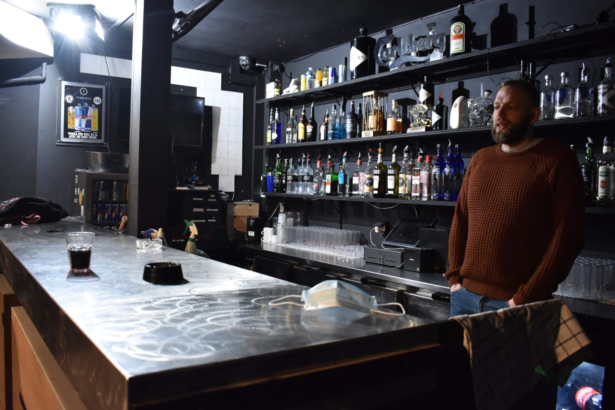 Philippe, à la tête du Terminal, derrière son bar. ©LS/Rue89Lyon