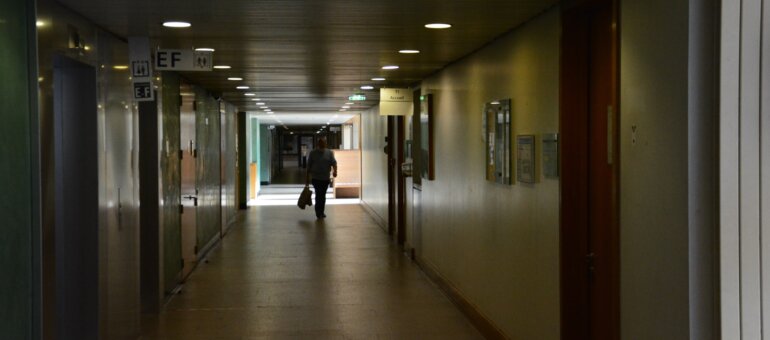 A Lyon, le procès du voyeur de l’Ehpad de Saint-Priest et d’une enquête « bâclée »