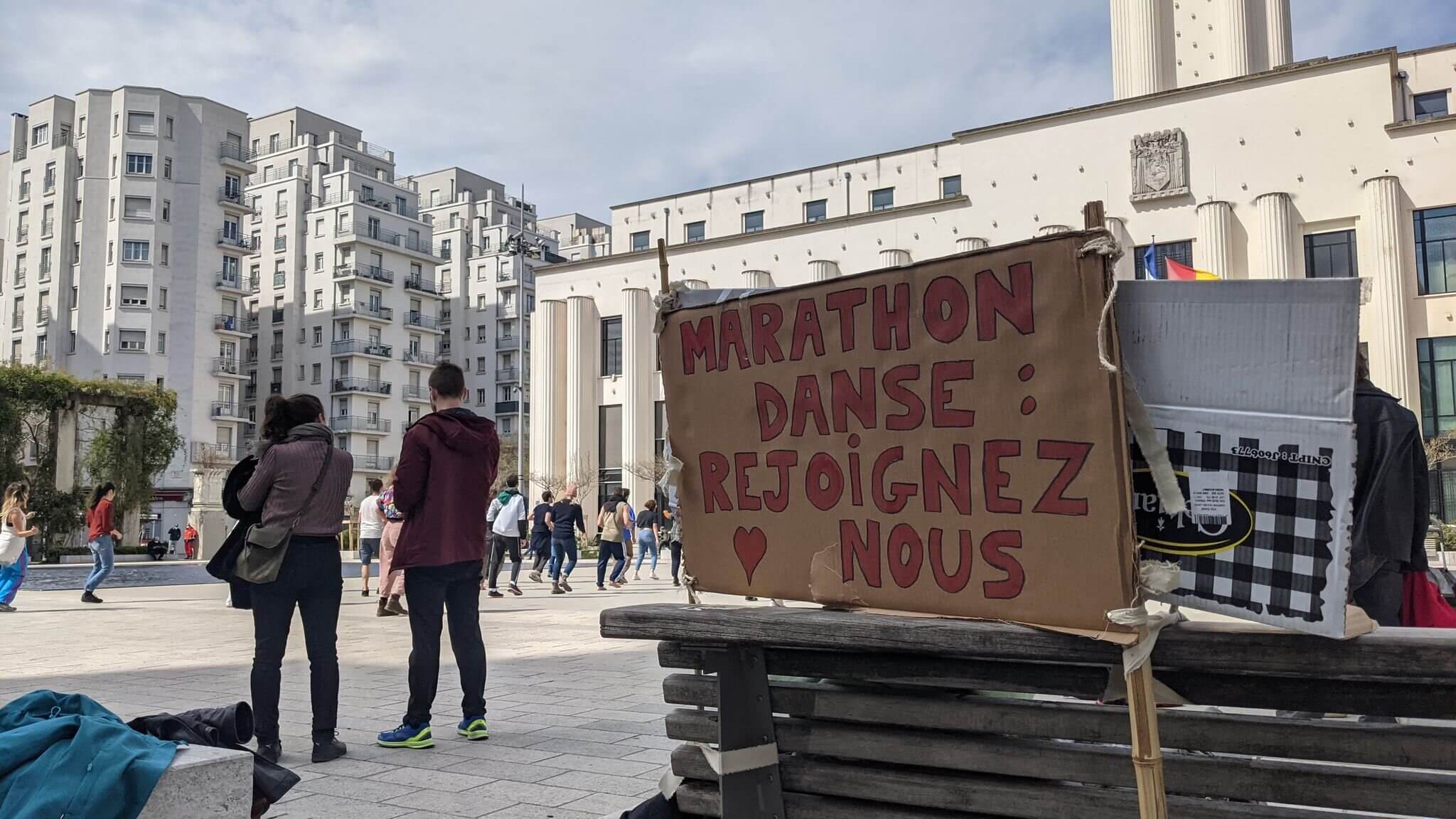 Les danseurs marathoniens, aux 1 mois d'occupation du TNP, à Villeurbanne ©LS/Rue89Lyon