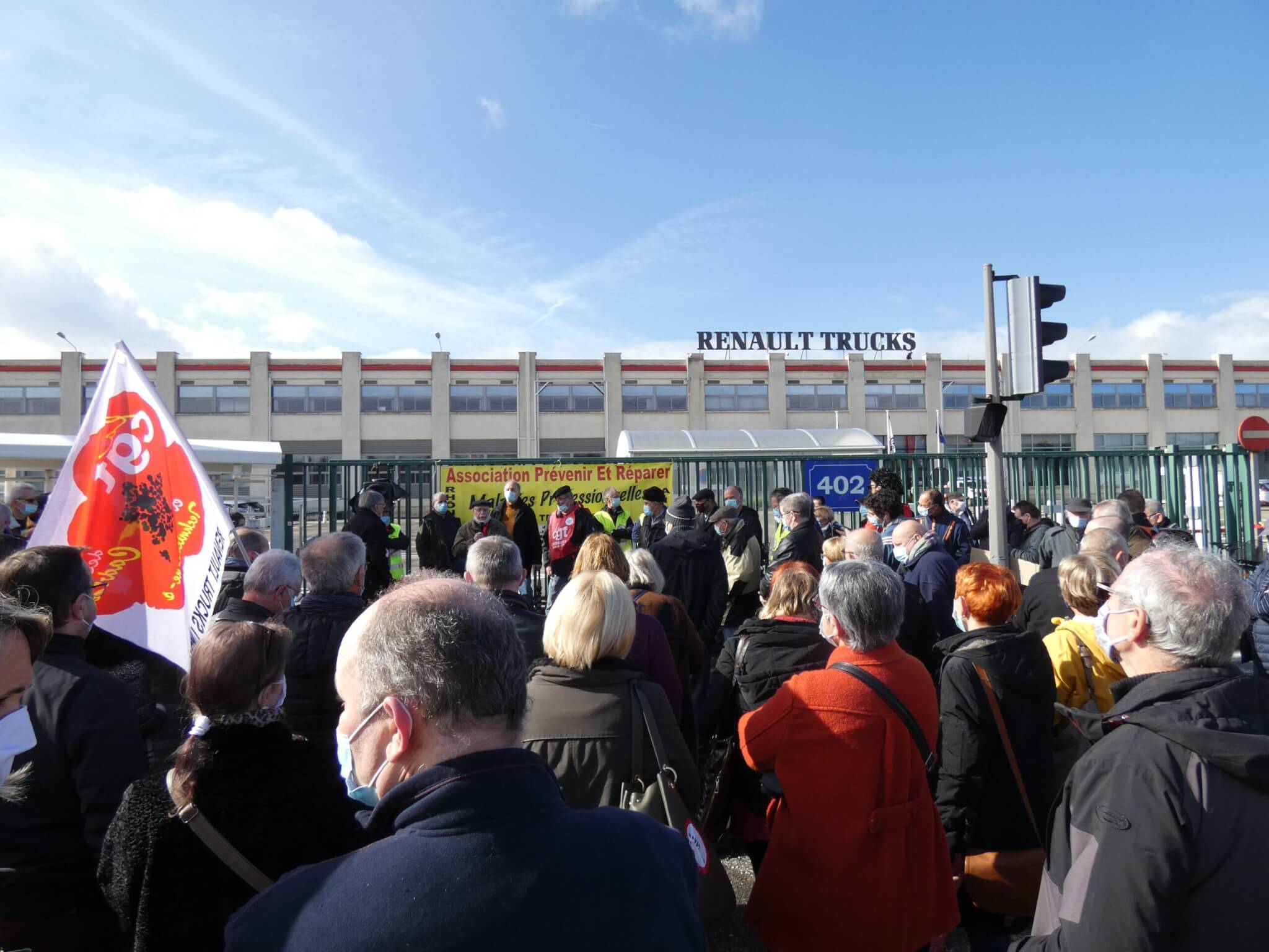 Le 12 mars 2021, deux ans après le procès aux prud'hommes contre Renault Trucks sur l'amiante, les salariés concernés s'étaient réunis devant l'entreprise pour montrer leur détermination.