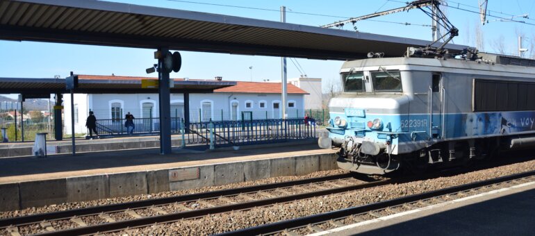 Plus de trains et moins de com’ : des usagers de TER interpellent Laurent Wauquiez