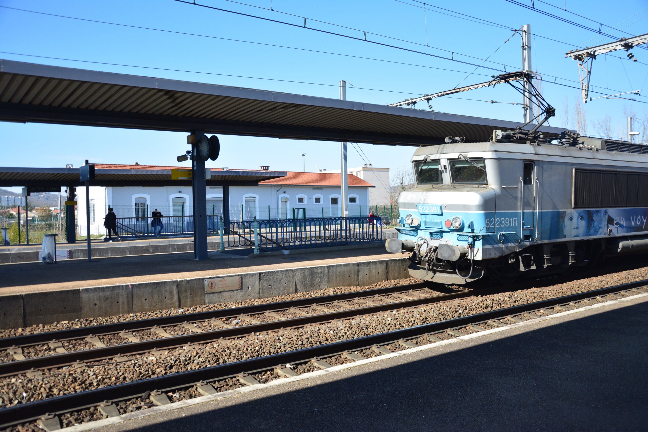 Plus de trains et moins de com’ : des usagers de TER interpellent Laurent Wauquiez