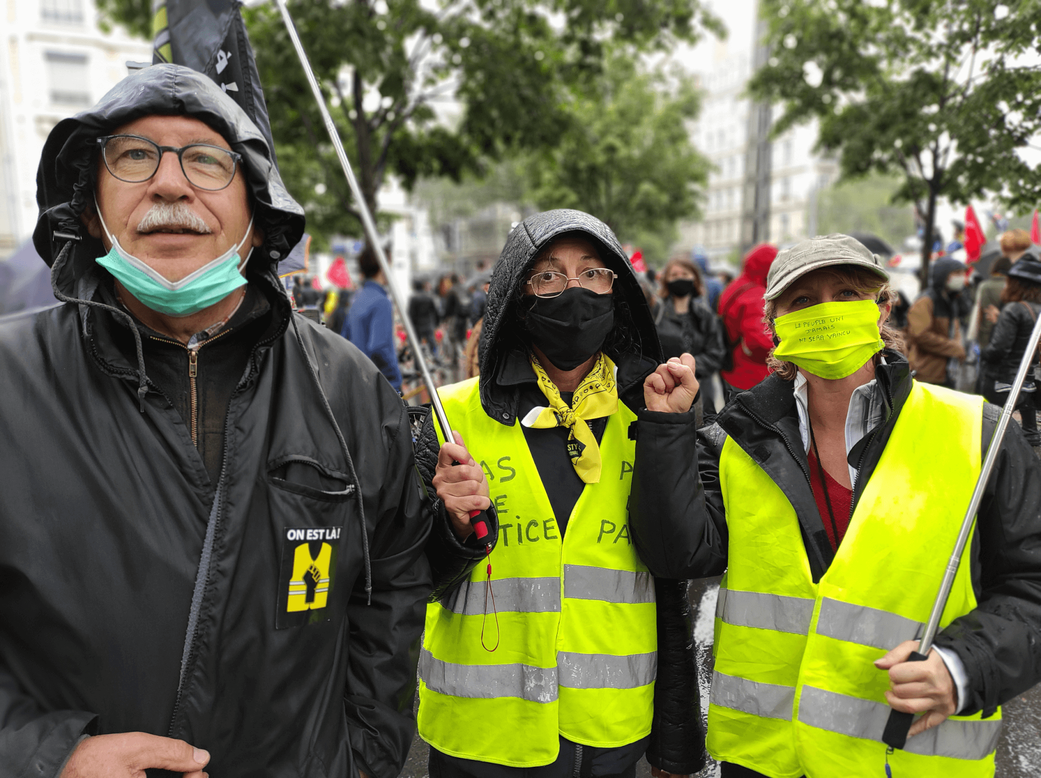 Michel, Claudine et Marielle, gilets jaunes venus de Mâcon, le 1er mai 2021 à Lyon. © GB/Rue89Lyon