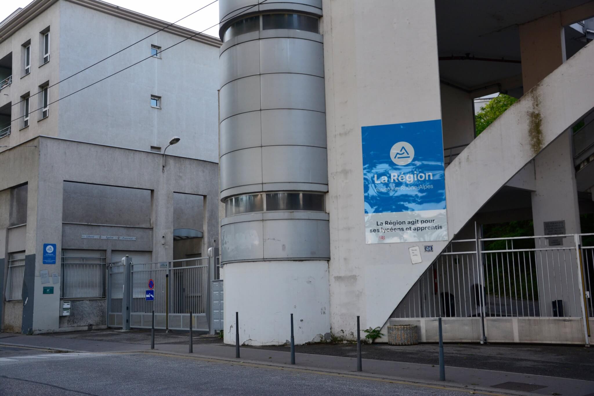 Le lycée des chartreux aux couleurs de la Région.