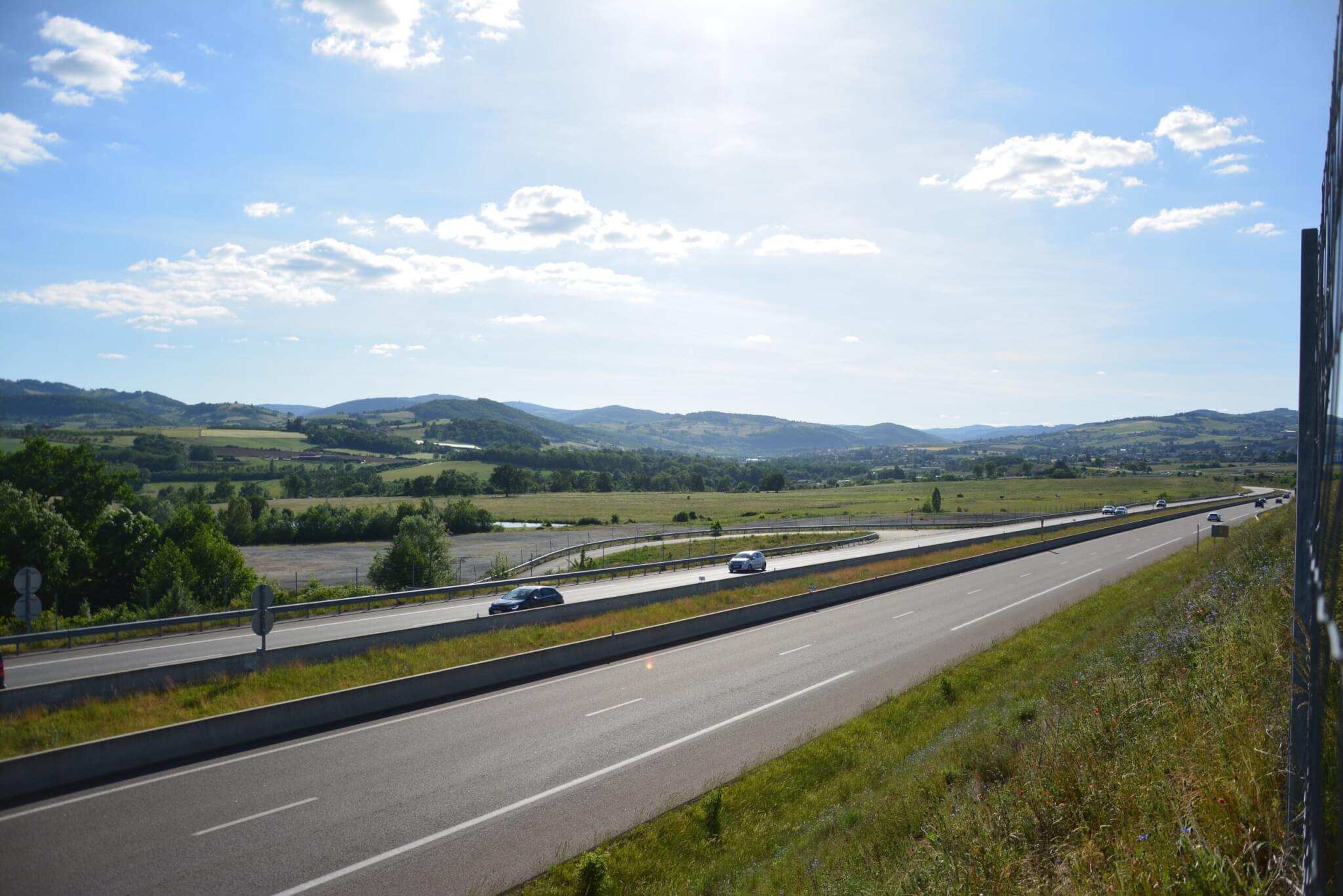 Deux collectifs de l’Ouest lyonnais ont moissonné une parcelle de terre vouée à devenir un projet « béton » à Saint-Romain-de-Popey. 