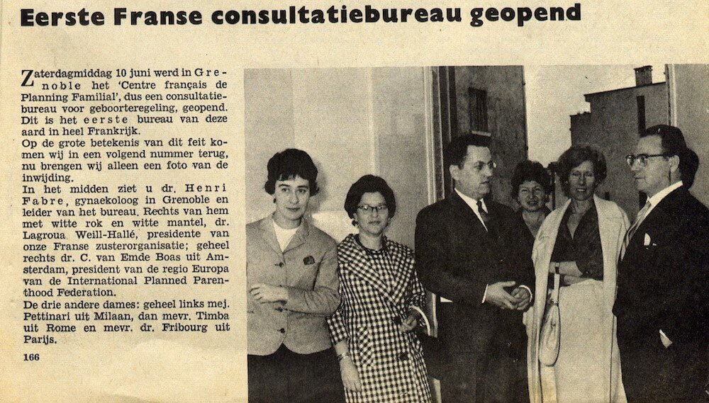 L'ouverture du planning familial est relayé par un journal hollandais, "Verstanding ouderschap", en juin 1961. De gauche à droite : Mme Pettinari de Milan, Mme Timba de Rome , le Dr Henri Fabre (un des fondateurs du PF38), le Dr Fribourg de Paris, le Dr Marie-Andrée Lagroua Weill-Hallé (fondatrice du PF à Paris en 1956) et le Dr van Emde Boas président européen de l'IPPF.