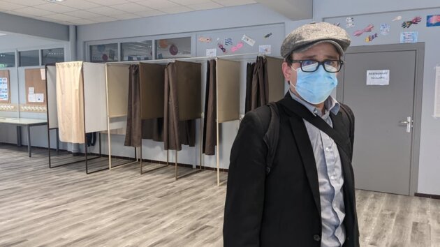 Nans, militant PCF qui va voter à l'occasion des régionale au bureau de vote Pablo Neruda à Vaulx-en-Velin ©LS/Rue89Lyon
