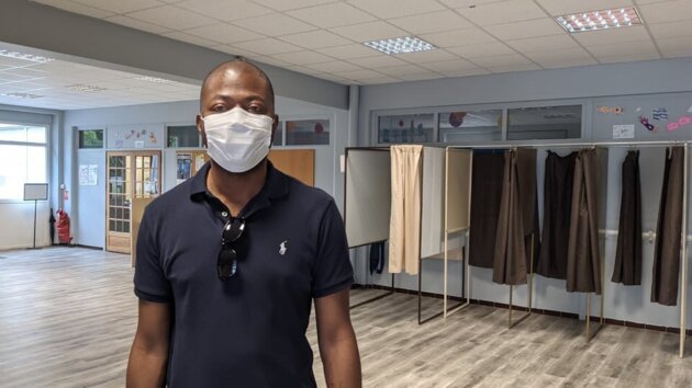 Cyrille, votant à l'occasion des régionales au bureau de vote Pablo Neruda à Vaulx-en-Velin ©LS/Rue89Lyon