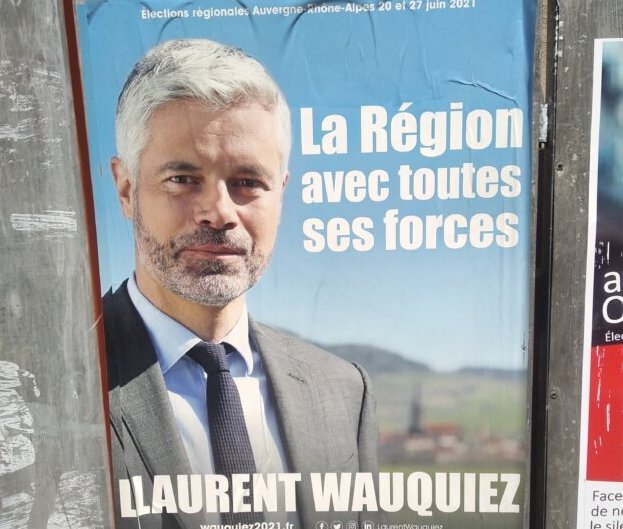 Affiche de campagne de la liste Les Républicains aux régionales 2021 en Auvergne-Rhône-Alpes menée par Laurent Wauquiez. ©BE/Rue89Lyon