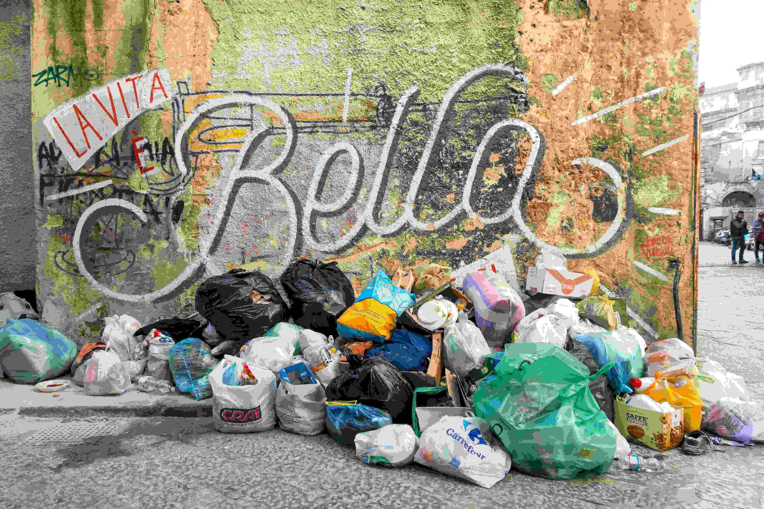 Etienne Girardet - Unsplash - La vita e Bella (Life is Beautiful). Garbage on the street corner in Sicily.