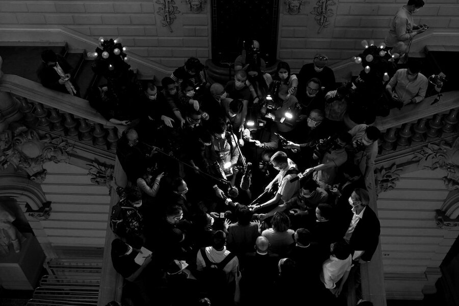 Najat Vallaud-Belkacem entourée d'une nuée de journalistes à la préfecture du Rhône. ©EricSoudan pour Rue89Lyon