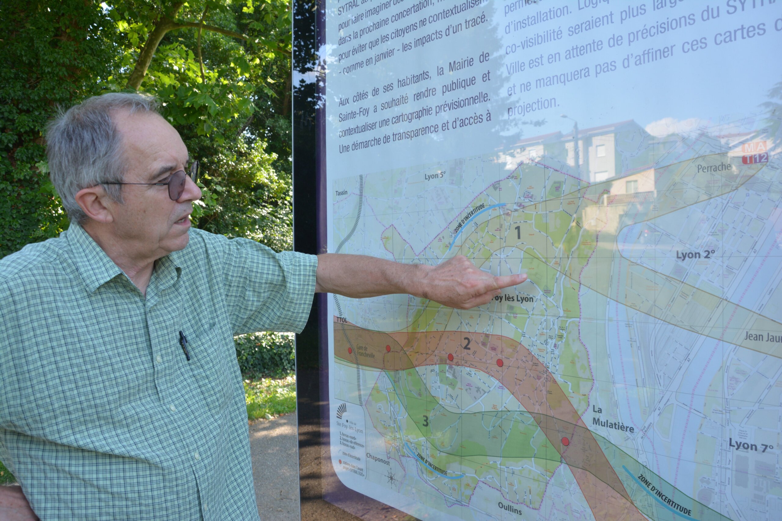 Des habitants de Sainte-Foy-Lès-Lyon pointent les potentiels dégâts environnementaux du projet de téléphérique.