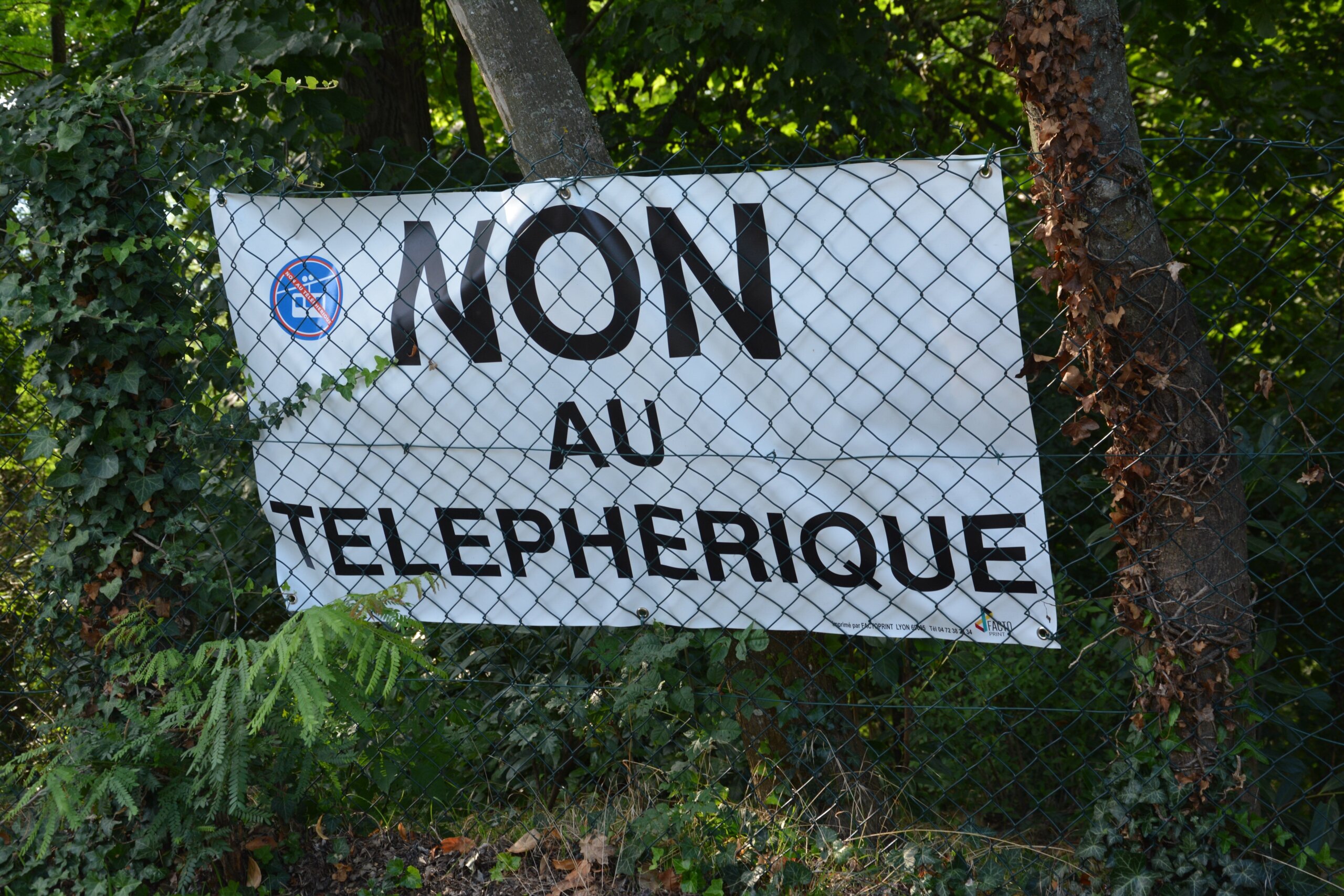 Des habitants de Sainte-Foy-Lès-Lyon pointent les potentiels dégâts environnementaux du projet de téléphérique.