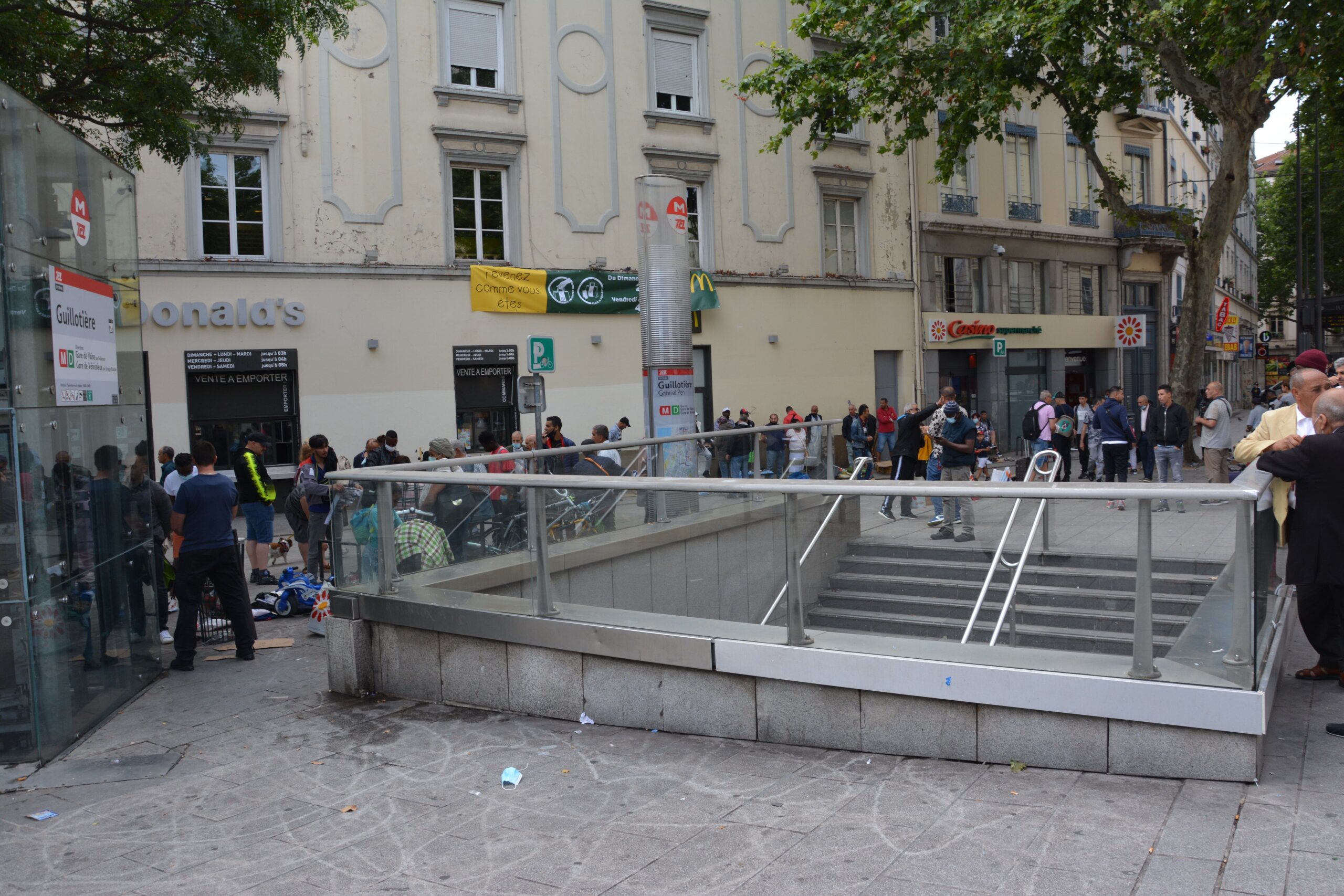 jeunes migrants en errance Guillotière place Gabriel Péri Lyon