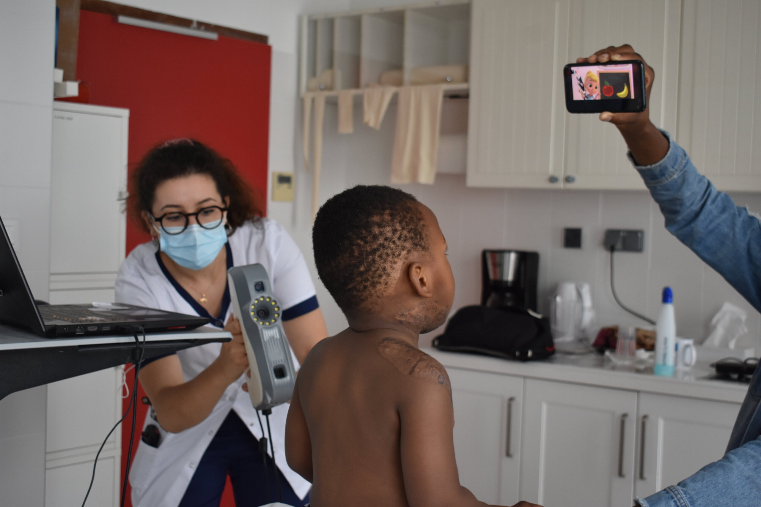 Pendant que Constance prend des photos d'Ismaïl, sa maman tient une vidéo en hauteur pour capter son attention et éviter qu'il ne bouge. ©LS/Rue89Lyon