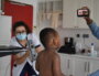 Pendant que Constance prend des photos d'Ismaïl, sa maman tient une vidéo en hauteur pour capter son attention et éviter qu'il ne bouge. ©LS/Rue89Lyon