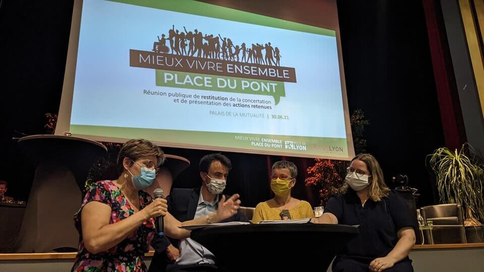 A la conférence de presse préambulaire à la réunion publique pour la place Gabriel Péri au le Palais de la Mutualité. De gauche à droite : Béatrice Vessiller, vice-présidente de la Métropole, Grégory Doucet, maire de Lyon, Véronique Dubois-Bertrand, maire du 3e et Fanny Dubot, maire du 7e ©LS/Rue89Lyon