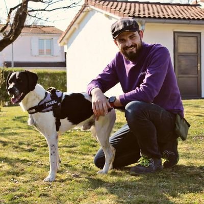 Romain Jarjaval, en charge de la détection canine des punaises de lit pour la société Côtière Hygiène Assainissement, avec son chien Pexel.