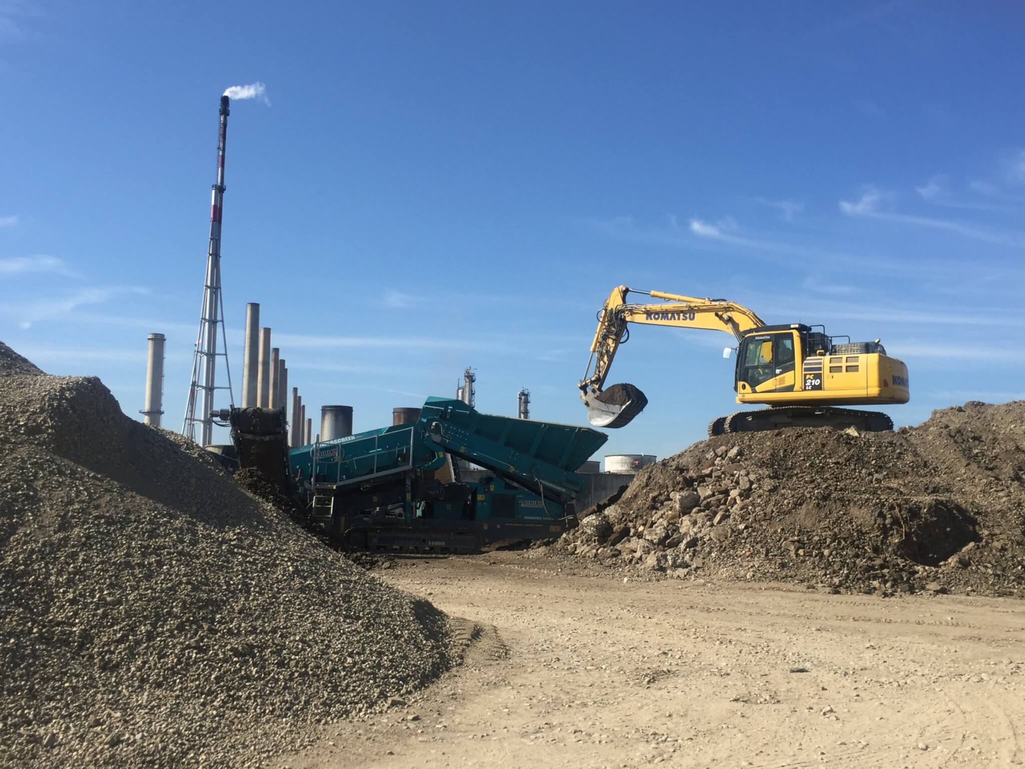 vallée de la chimie travaux tas de terre chantier pelleteuse usine Feyzin