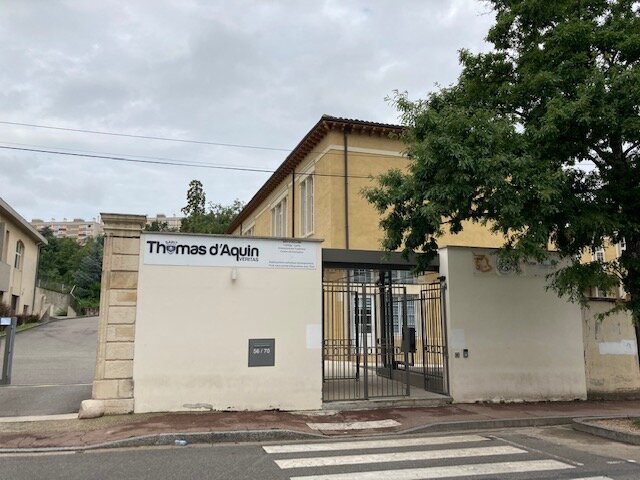 L'entrée du collège-lycée Saint-Thomas-d'Aquin, dit Saint-Thom, à Oullins. Juillet 2021. Crédit : DD/Rue89Lyon.