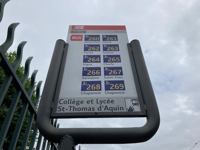 L'arrêt de bus devant le collège-lycée Saint-Thomas-d'Aquin (ou Saint-Thom) à Oullins, près de Lyon. Crédit : DD/Rue89Lyon