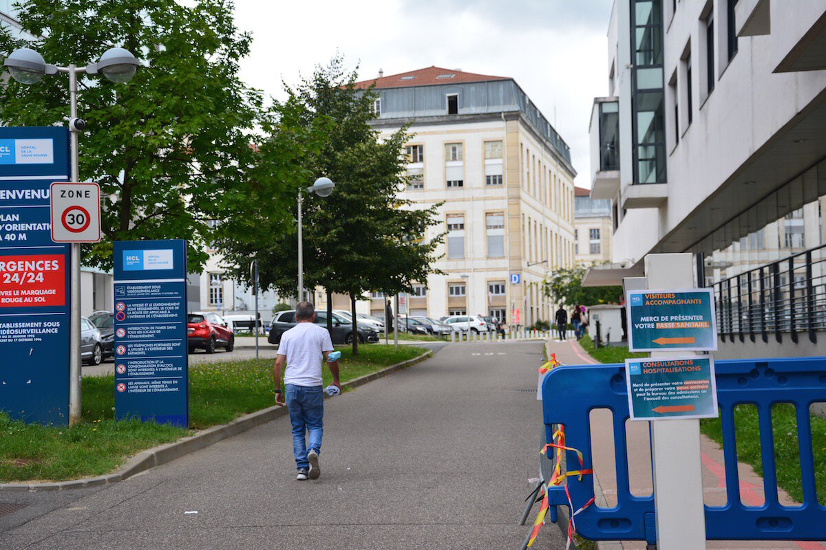 Le pass sanitaire pourrait engendrer des difficultés importantes pour les plus fragiles notamment sur l’accès aux soins à Lyon. 