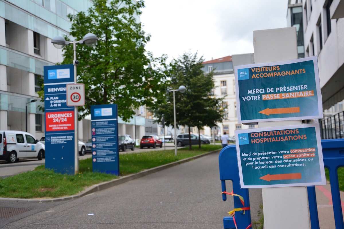 Devant l'hôpital de la Croix rousse, à Lyon, qui accueille des patients touchés par le coronavirus.