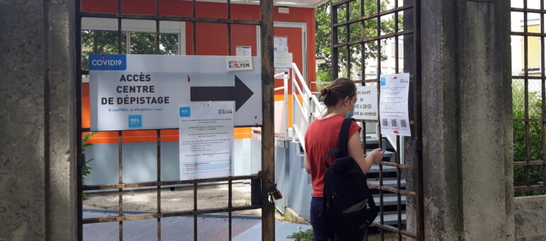 Covid : l’épidémie ralentit mais le niveau reste élevé dans le Rhône