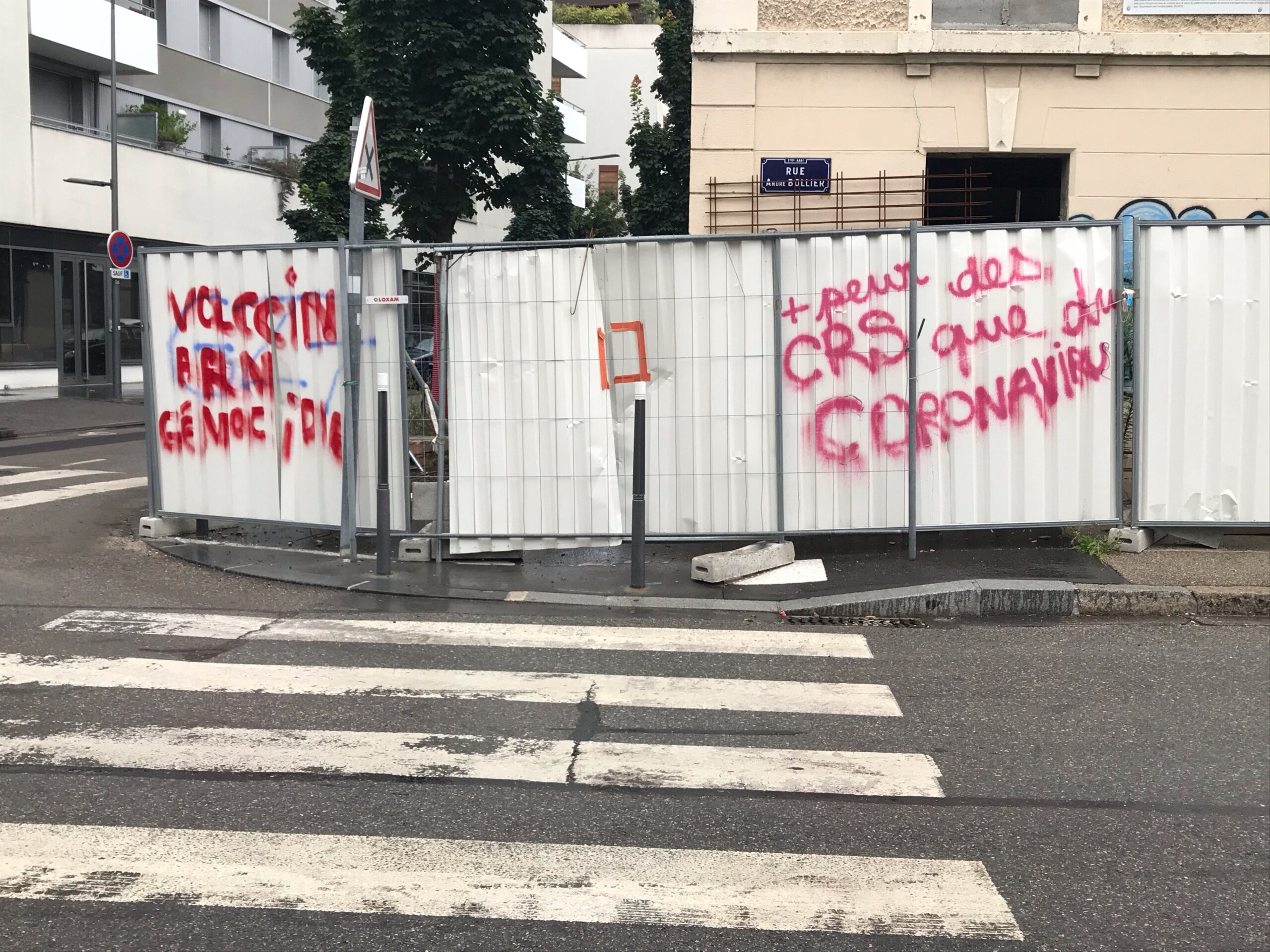 Des tags faits contre le pass sanitaire à Lyon 7e.